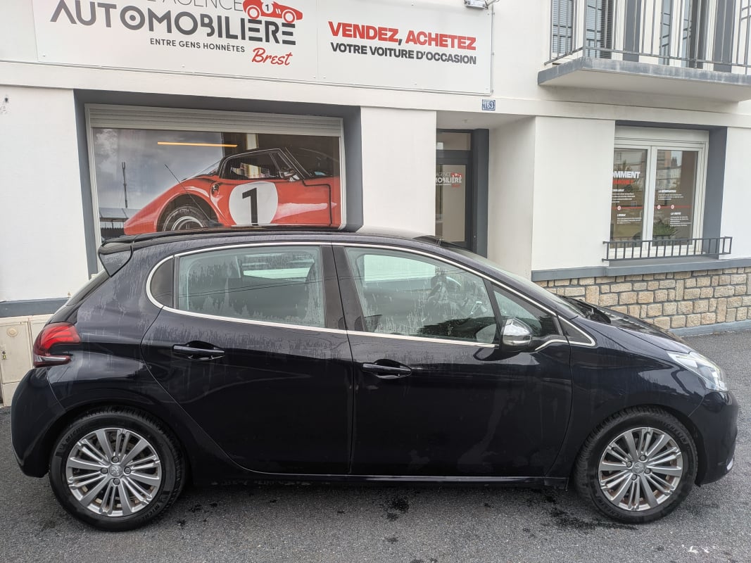 Peugeot 208 1.6 BLUE HDI 100 ALLURE — 2