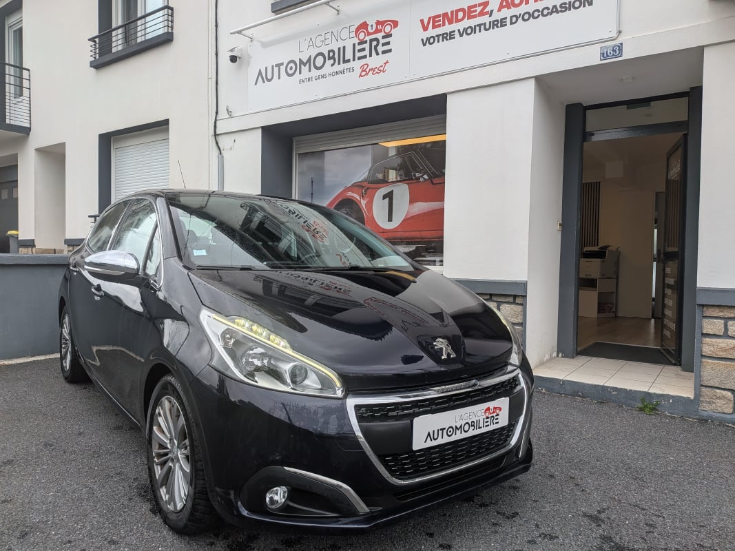 Peugeot 208 1.6 BLUE HDI 100 ALLURE — 1