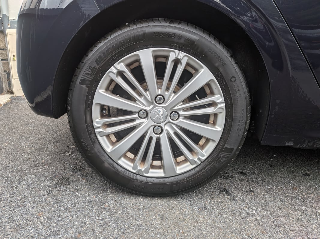 Peugeot 208 1.6 BLUE HDI 100 ALLURE — 22