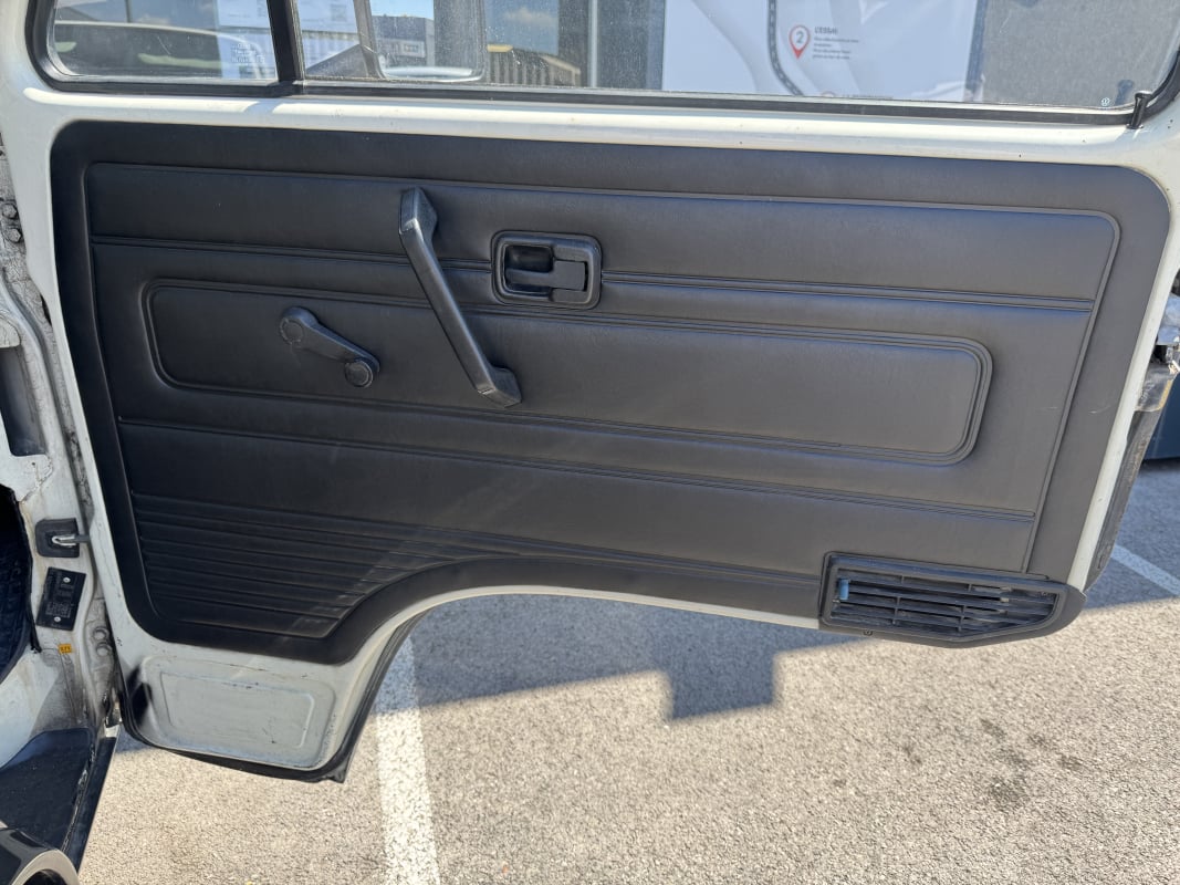 Volkswagen Transporter T3 1.6l TD 70cv boite 4 Doka restauré avec ridelles — 39