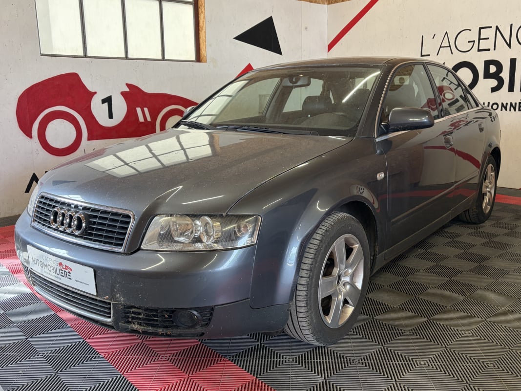 Audi A4 2.5 TDi V6 155cv voiture gagee vendu à l'export ou marchand — 2