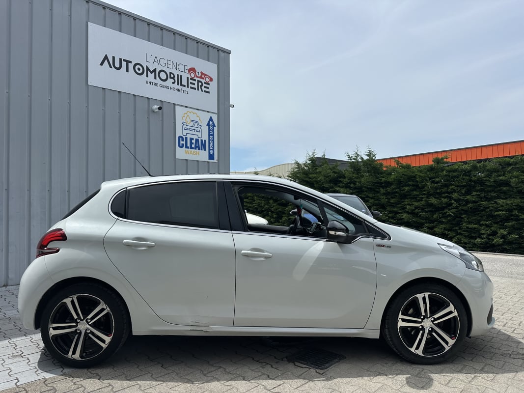 Peugeot 208 1.2L 110 CV GT line boite auto — 2