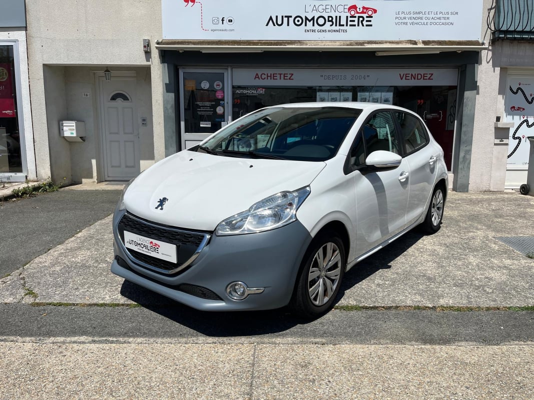 Peugeot 208 82 cv Allure - Distribution à jour — 1
