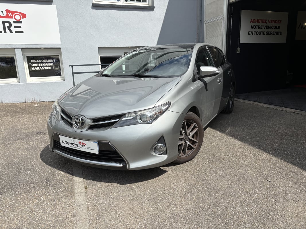 Toyota Auris 2.0 D4D 124 Skyblue Toit panoramique - Caméra de recul - Bluetooth — 1