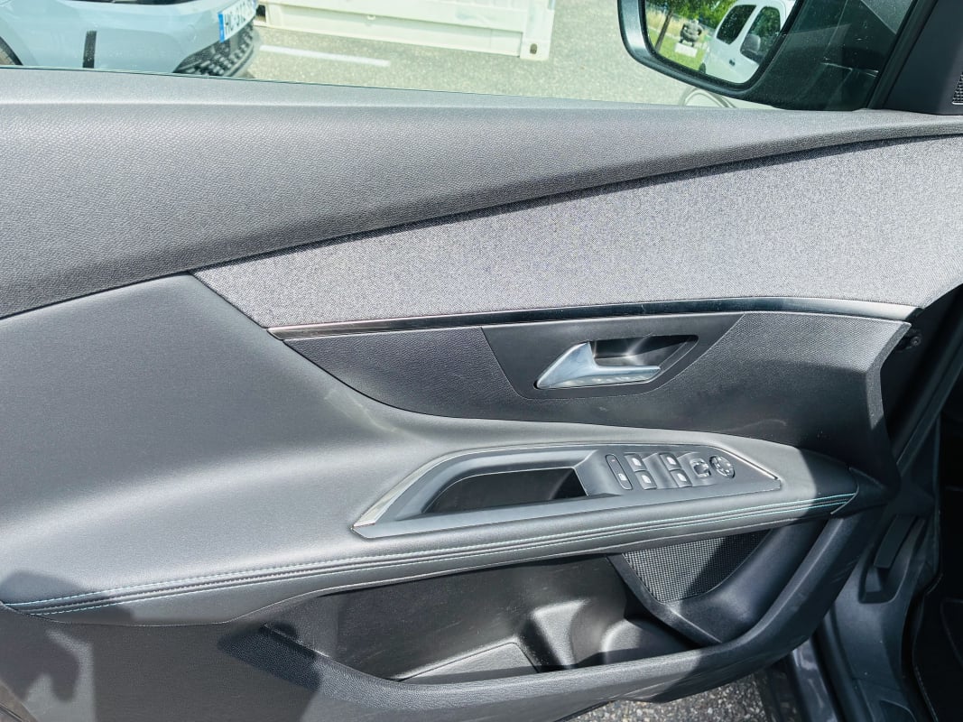 Peugeot 5008 1.5 BLUEHDI ALLURE 130cv - 7 places - Attelage — 23