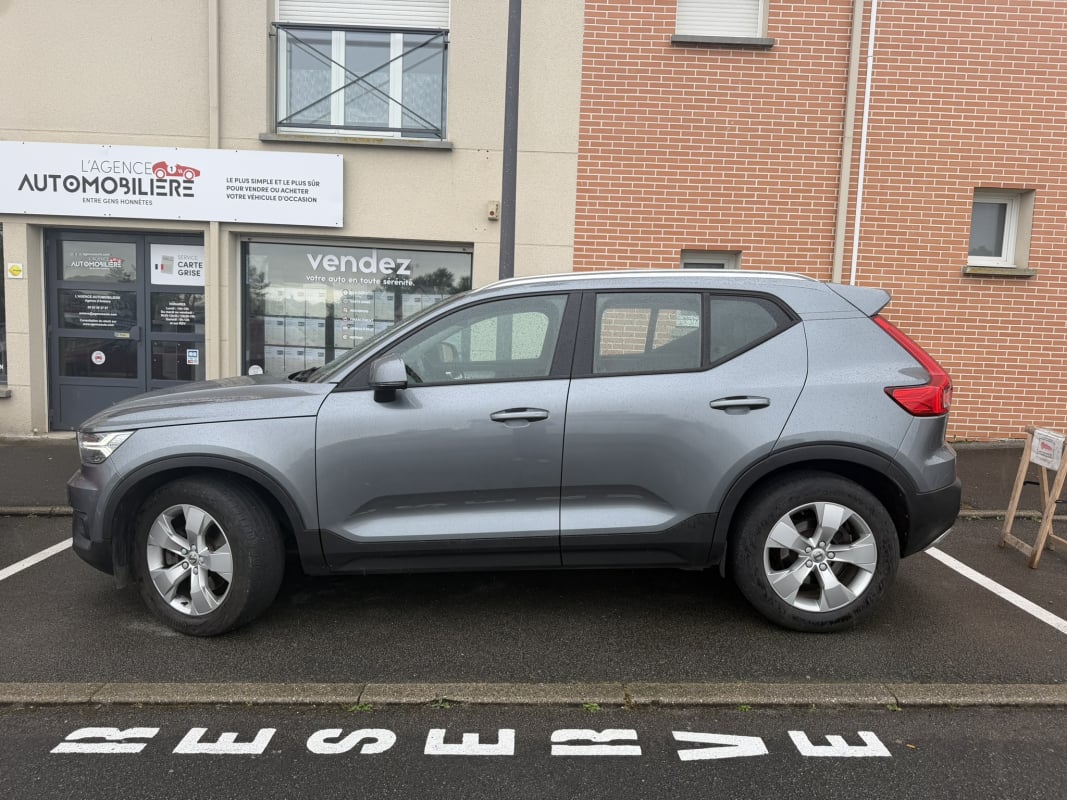 Volvo XC40 D4 AWD ADBLUE 190 MOMENTUM GEARTRONIC 8 — 2