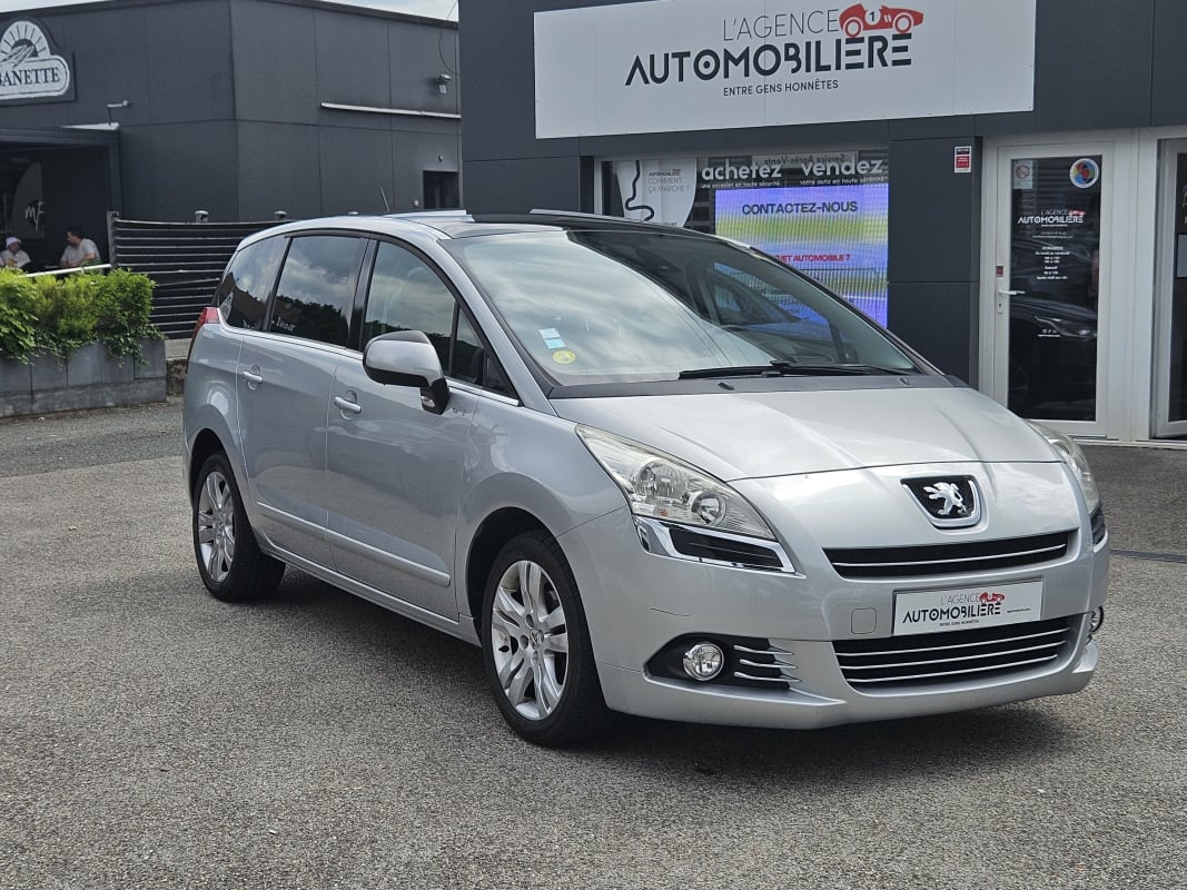 Peugeot 5008 1.6 HDI 112 CH FAMILY - 5 PLACES - 1ère Main — 1