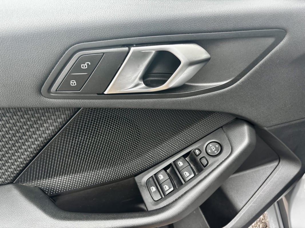BMW Série 1 (F40) 116d 1.5 d 12V DCT7 12V 116 ch Business Design — 32