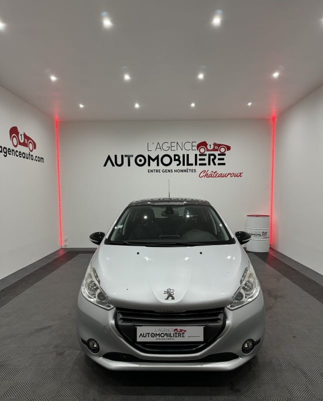 Peugeot 208 FELINE 1.6 E-HDI 115CV BVM6 5 PORTES TOIT PANO/CLIM AUTO/REG/BLUETOOTH/ECRAN TACTILE/GPS/JTES ALU 17' — 2