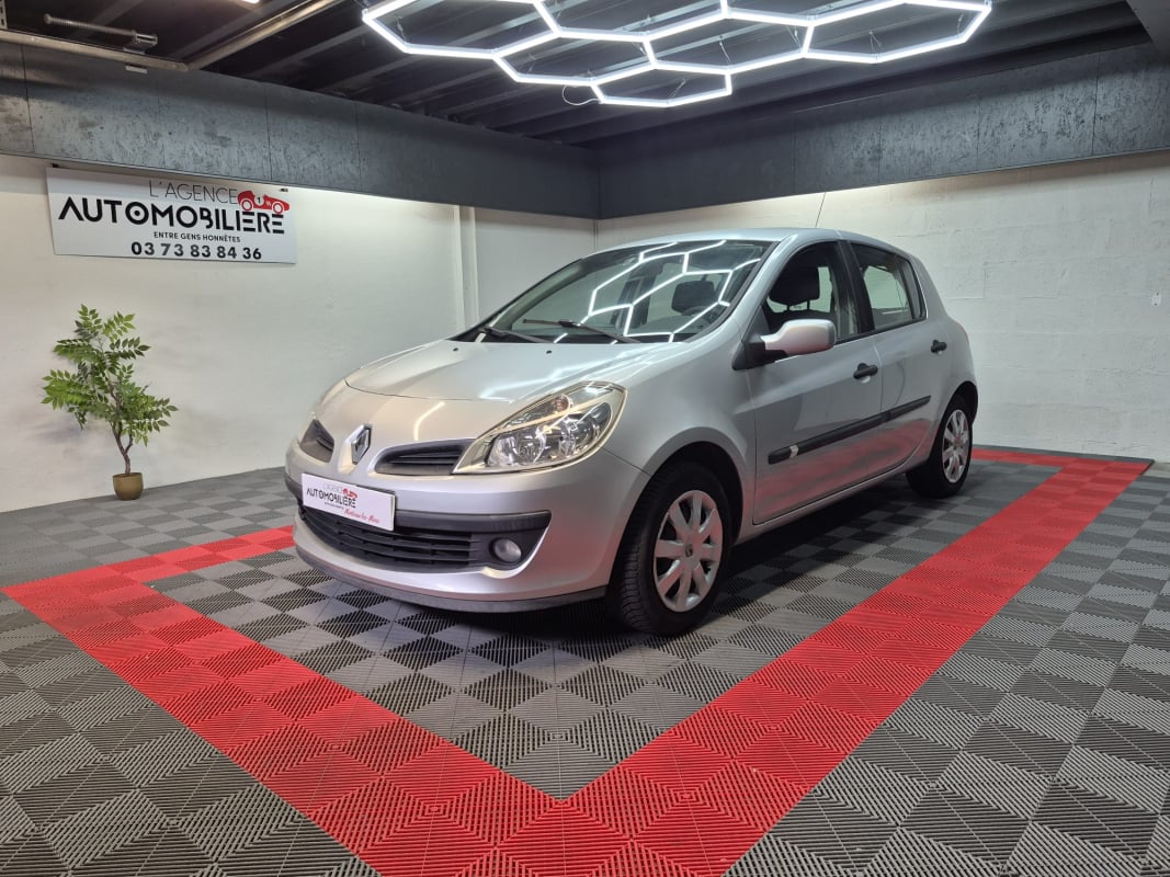 Renault Clio III 5 Portes 1.4 i 16V 98 cv — 1