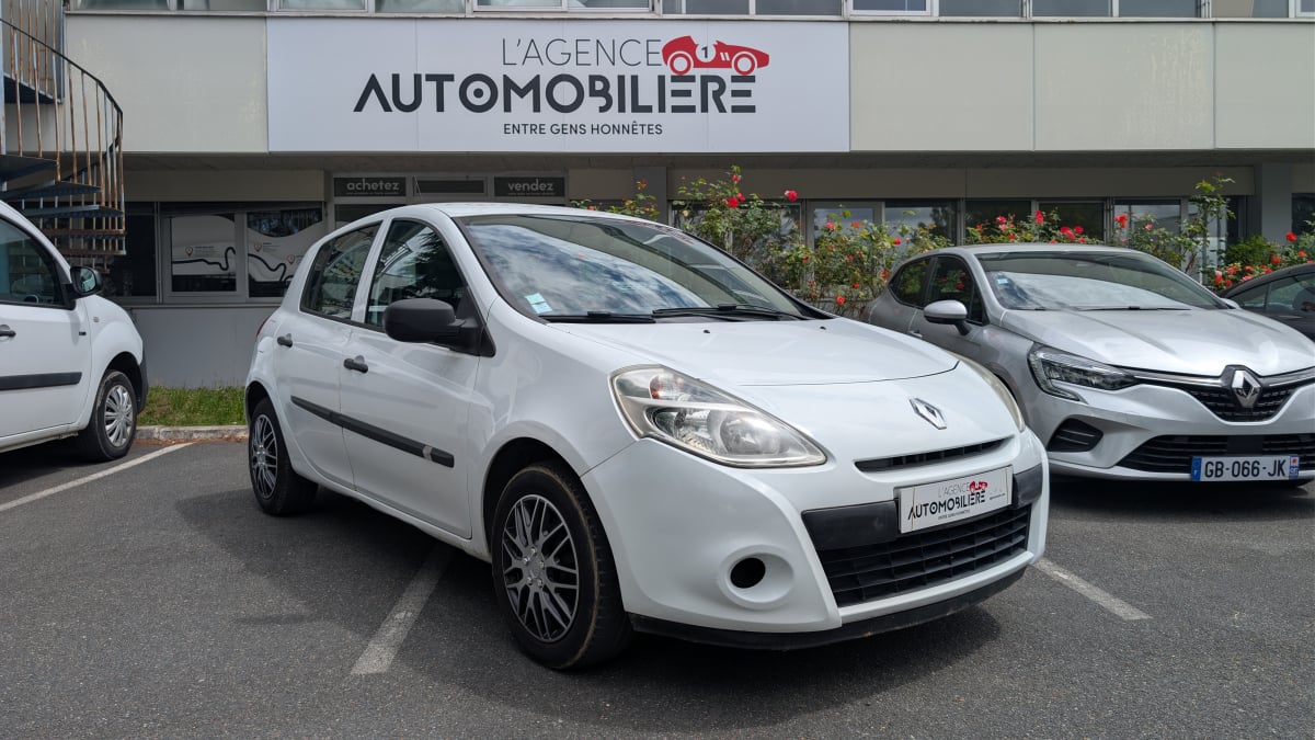 Renault Clio III 5 Portes Phase 2 1.2 i 16V eco2 75 cv CARPLAY — 1