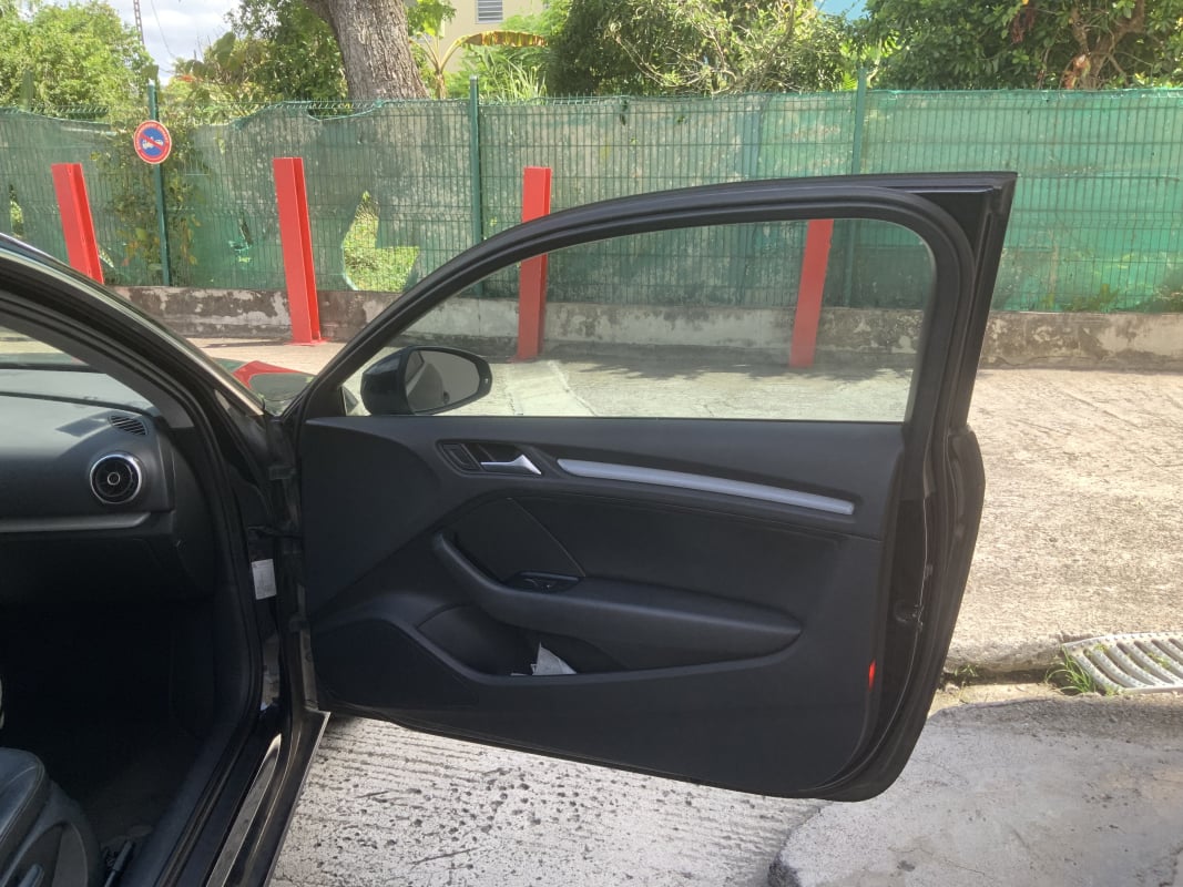 Audi A3 1.6 TDI 105 AMBIENTE — 2