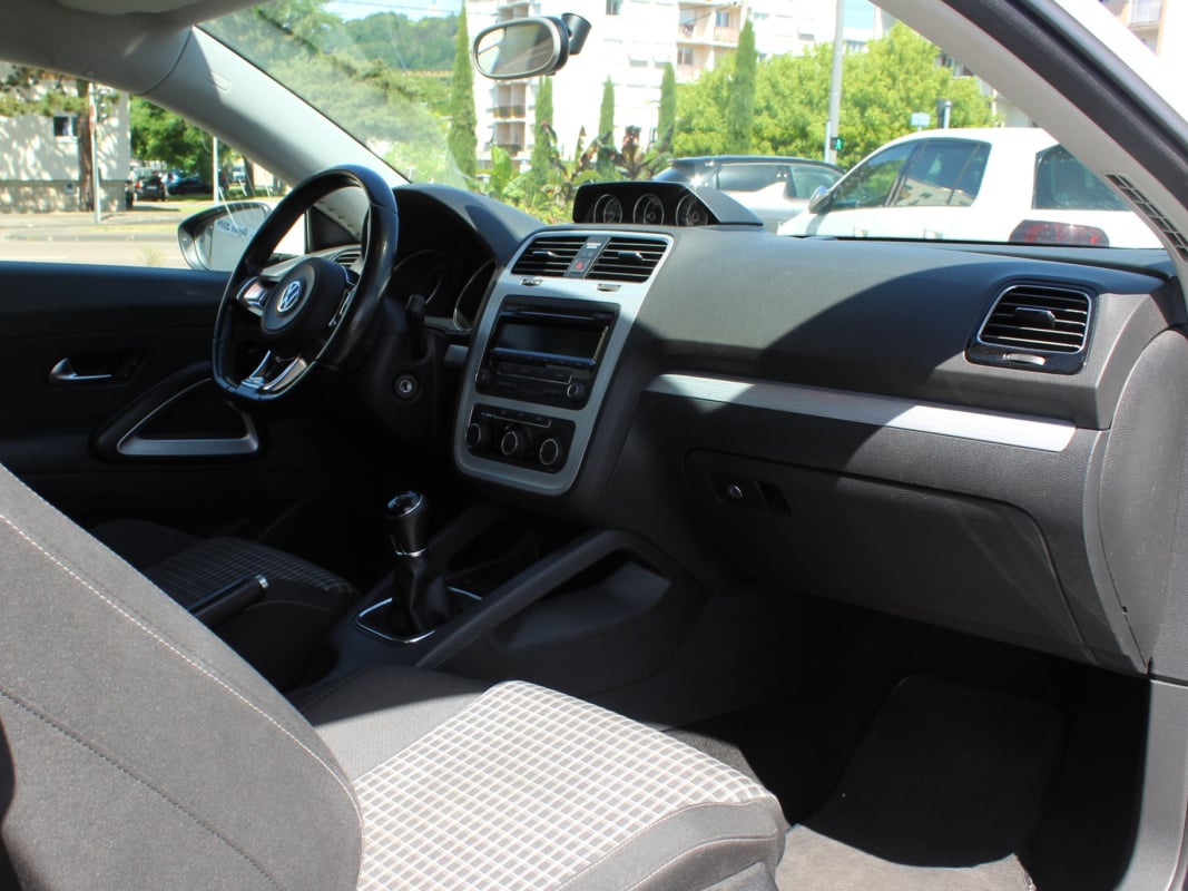 Volkswagen Scirocco 1.4 TSI 125 CH BlueMotion Technology SUIVI A JOUR — 28