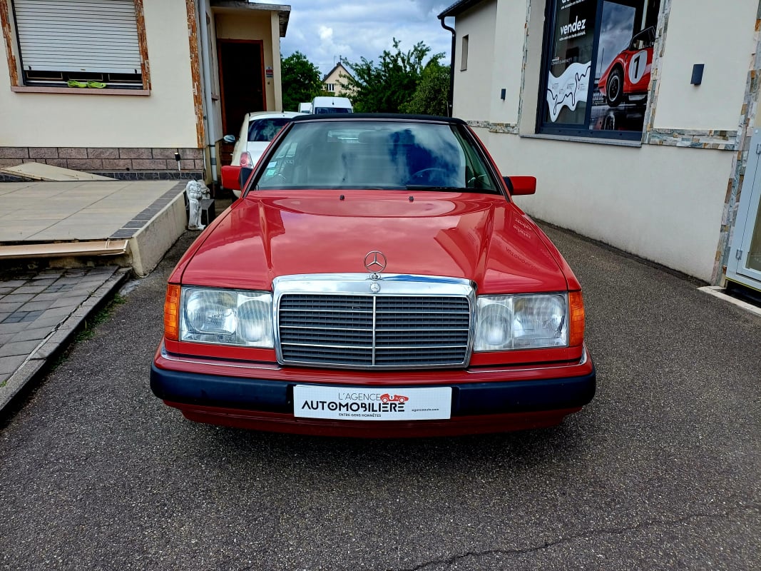 Mercedes-Benz 300 3.0 i Cabriolet 300 CE-24 220 CH 6 cylindres en ligne — 2