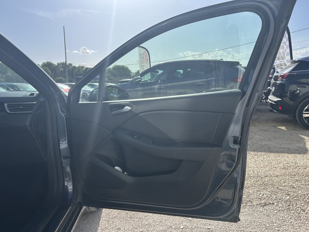 Renault Clio V 1.0 TCe 100 cv INTENS — 31