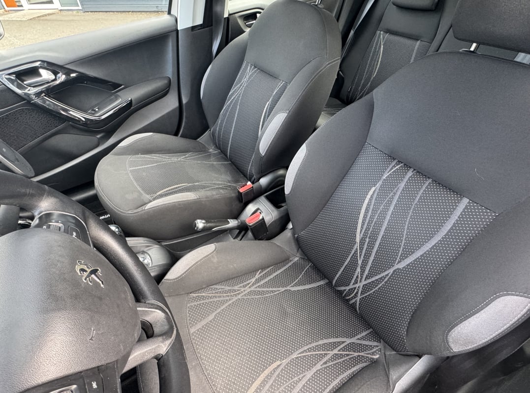 Peugeot 208 1.4 eHdi 70 ch BVA5 (BMP) Active — 40