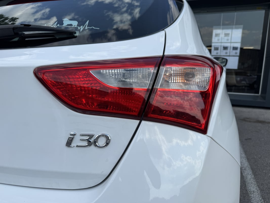 Hyundai i30 1.6 CRDI 110ch Blue drive Initia BVM — 34