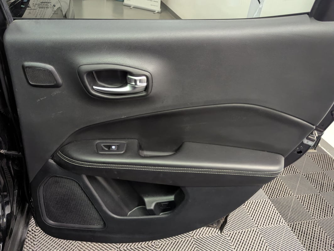 Jeep Compass II 1.3 GSE T4 240 4XE S + TOIT OUVRANT + SON HIFI — 34