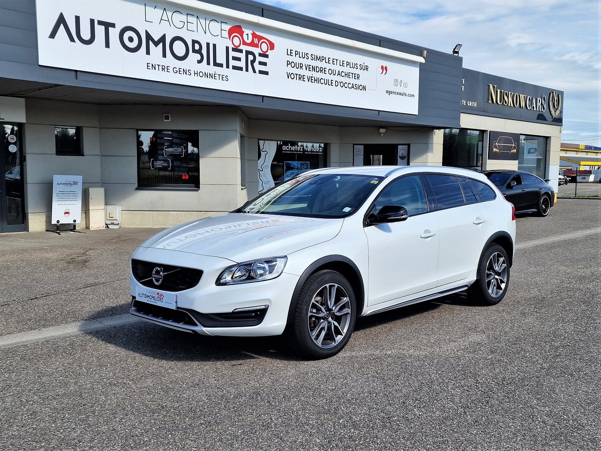 Volvo V60 Cross Country D3 150 ch Summum Garantie 12 mois — 1