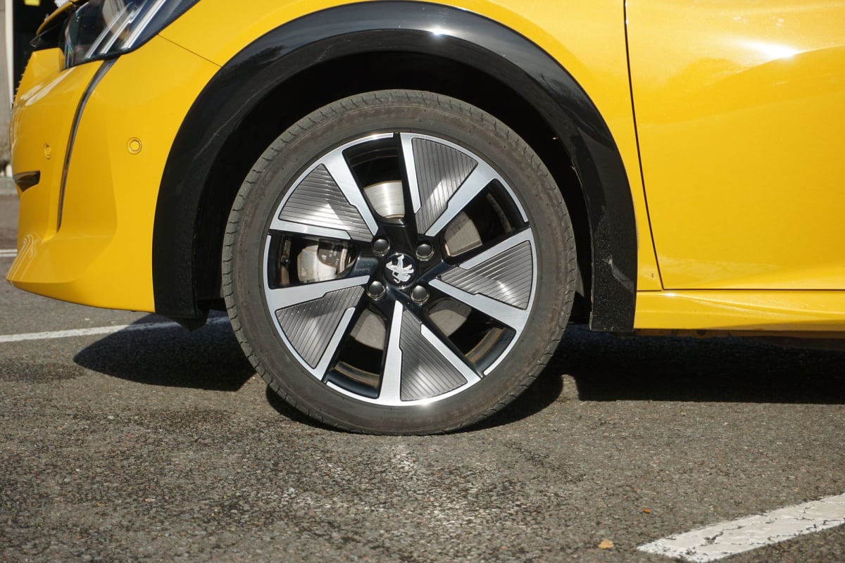 Peugeot 208 Electrique e-208 136ch GT — 39