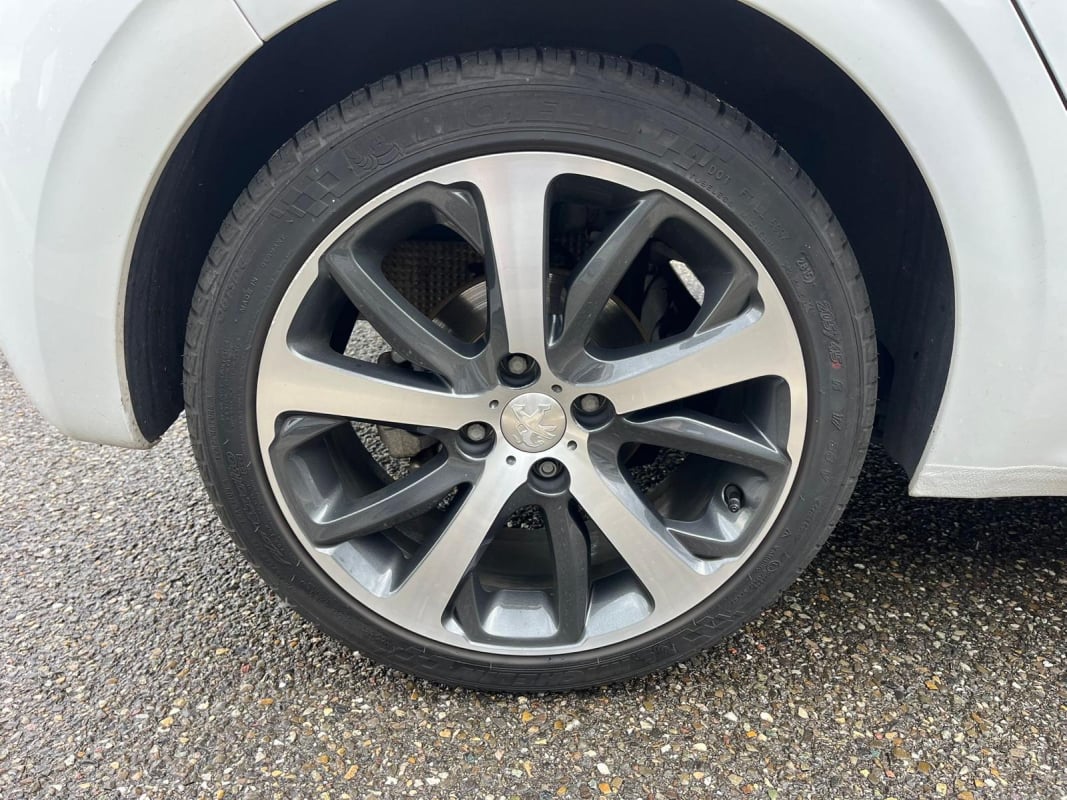 Peugeot 208 1.2 PURETECH 110CH FELINE 5CV 5P — 21