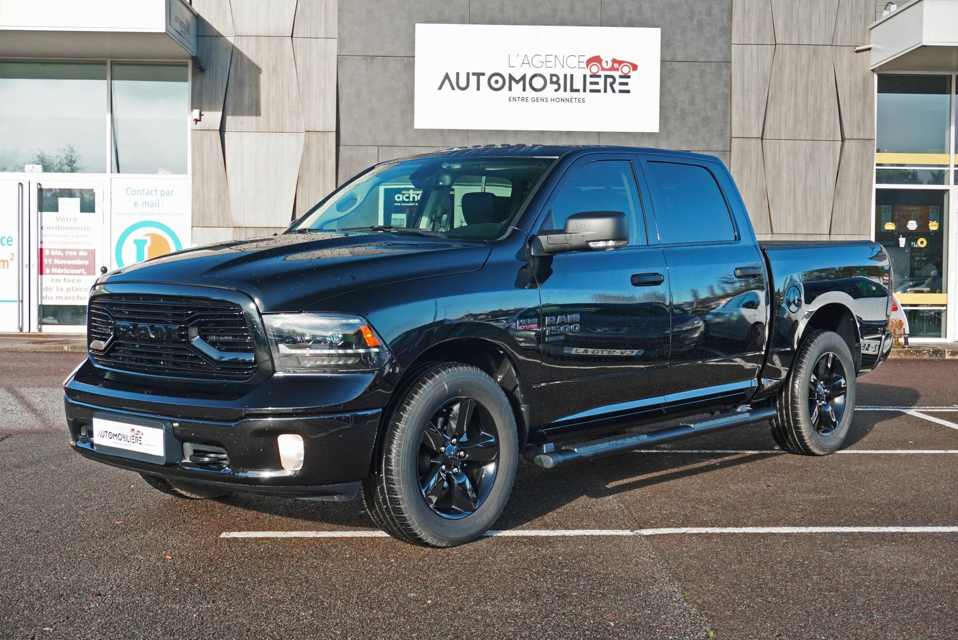 Dodge 1500 RAM Classic V8 5.7L Hemi 395 ch Edition Night TVA récupérable Crew cab — 1