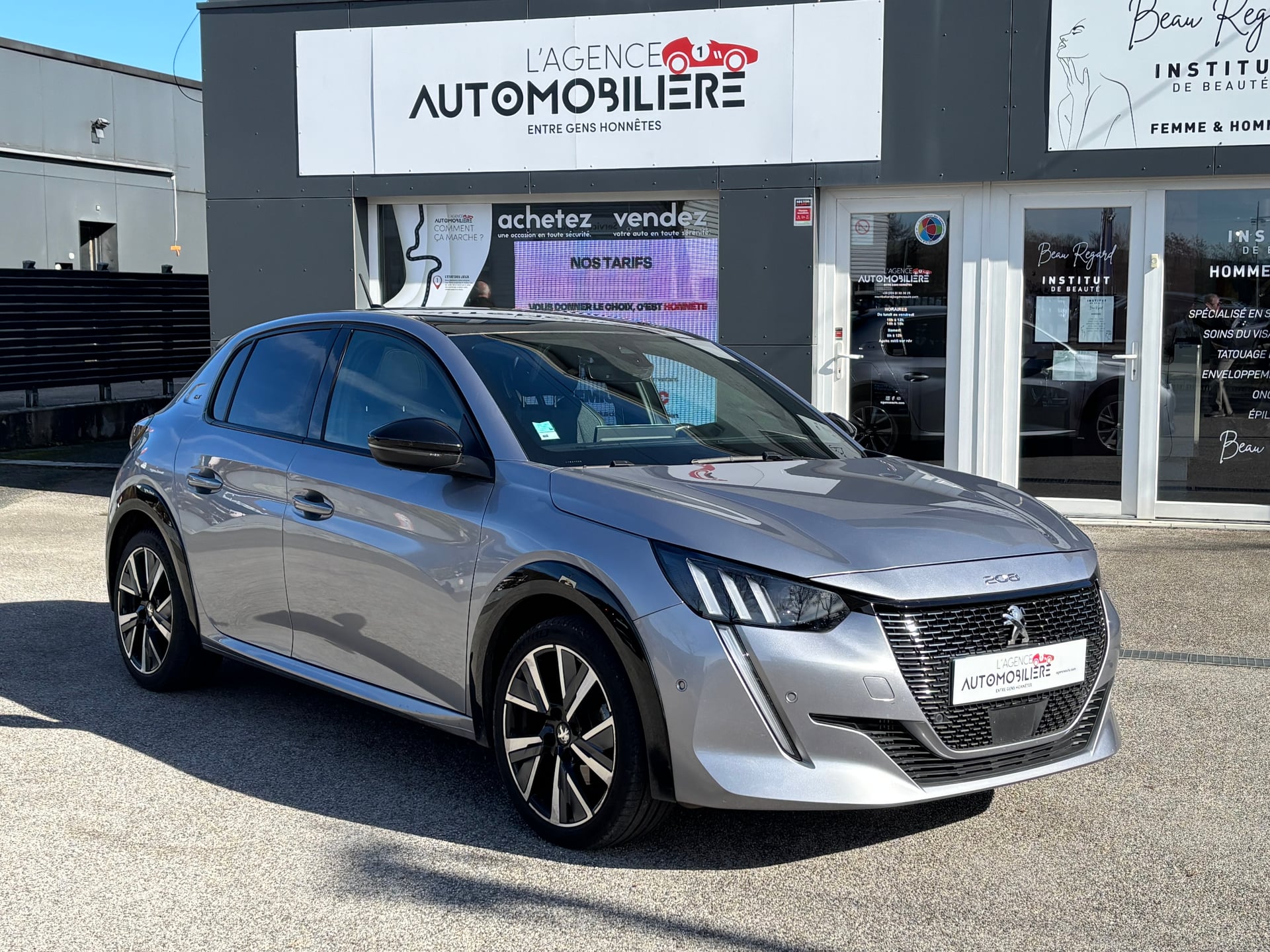 Peugeot 208 1.2 PureTech 100 ch GT BVM6 ( TOIT PANORAMIQUE - SIEGES CHAUFFANTS) — 1