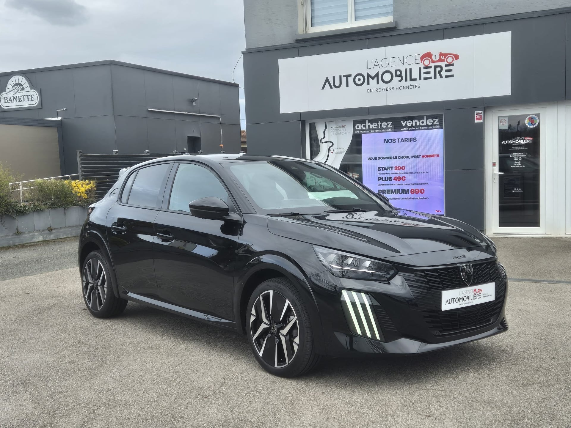 Peugeot 208 II 1.2 HYBRID 136 GT E-DCS6 - 2500 kms - — 1