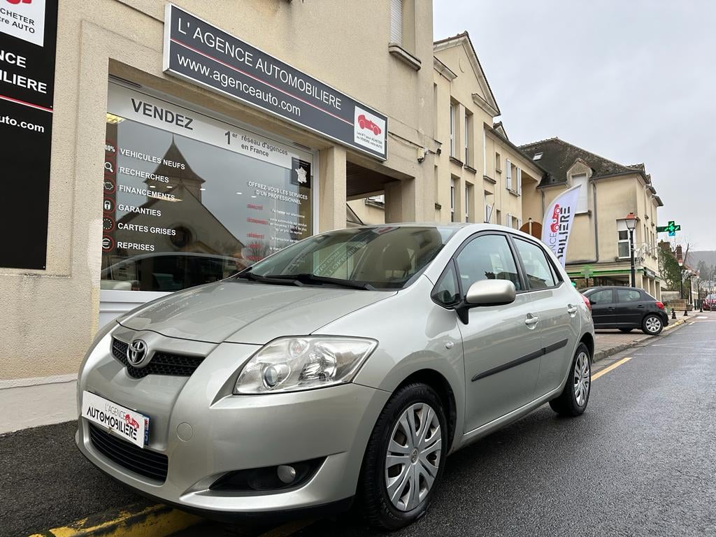 Toyota Auris D-4D 90cv ACTIVE SUIVI COMPLET TOYOTA — 1