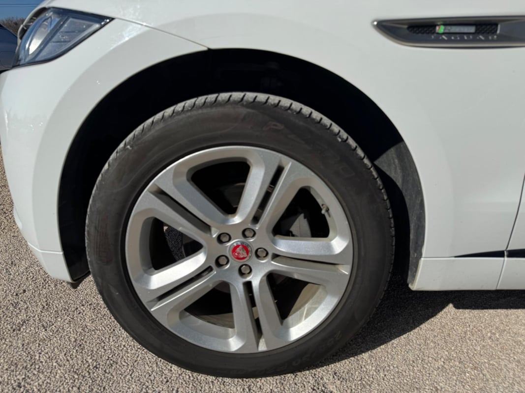 Jaguar F-Pace 20d 2.0 D 180 cv R SPORT — 29