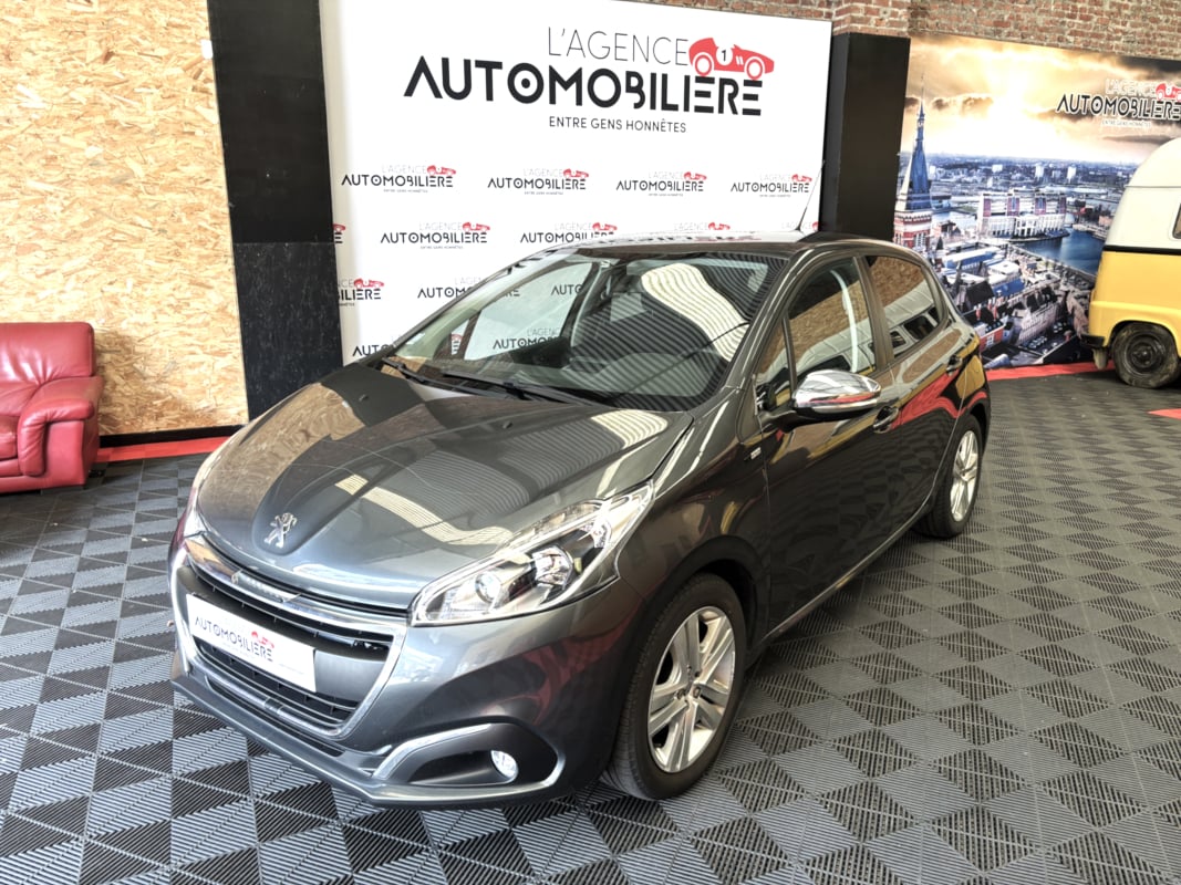Peugeot 208 STYLE PURE TECH 82 ch vidange et pneus récents CT OK — 1