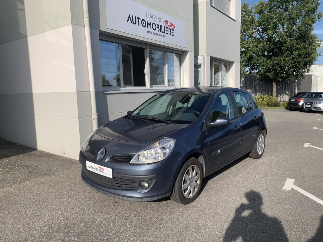 Renault Clio III 1.6 16V 110CH CONFORT EXPRESSION BVA 5P — 1