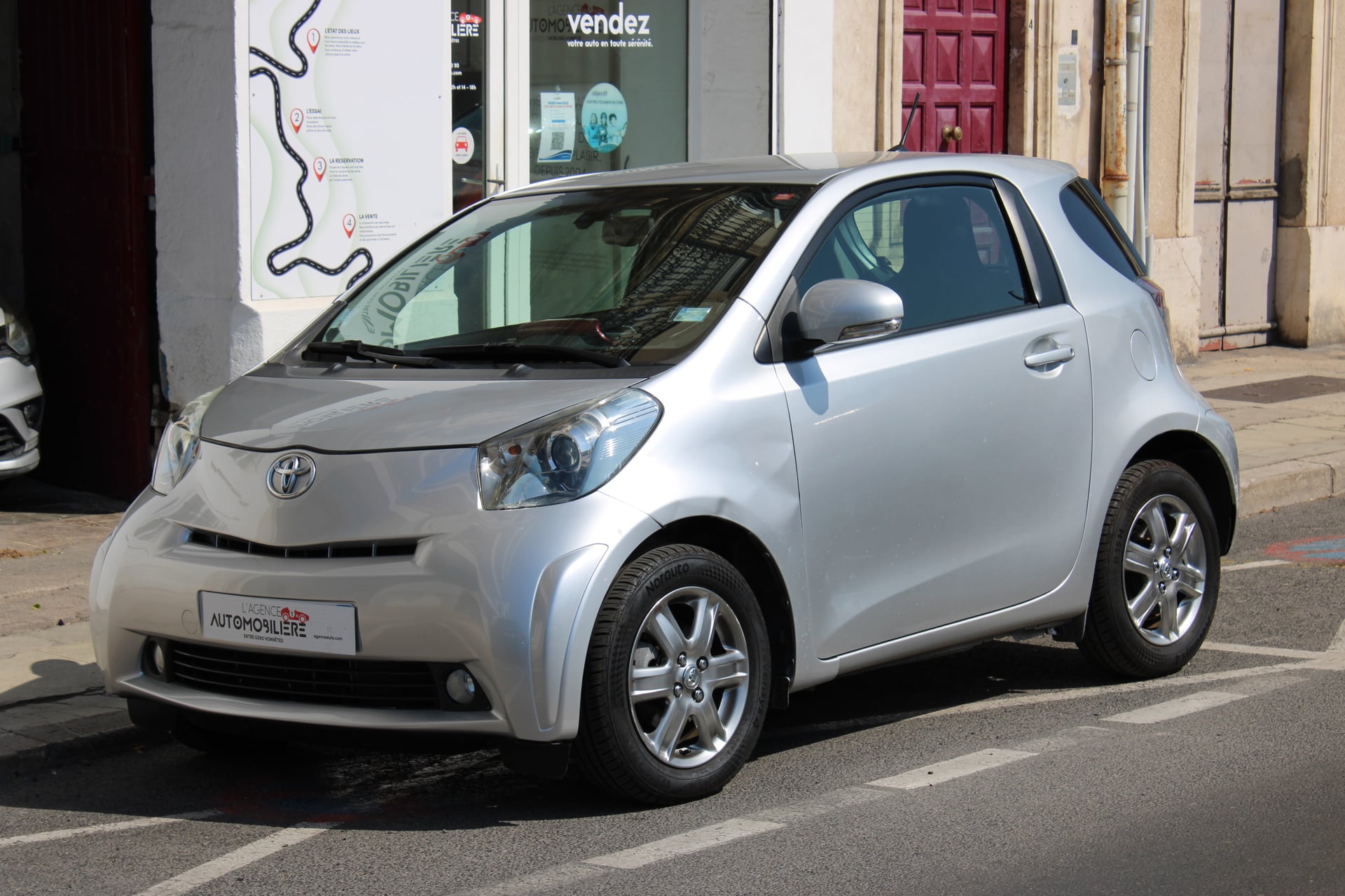 Toyota IQ 1.0 VVTI 70 1ST ( Clim, Moteur à chaîne ... )
