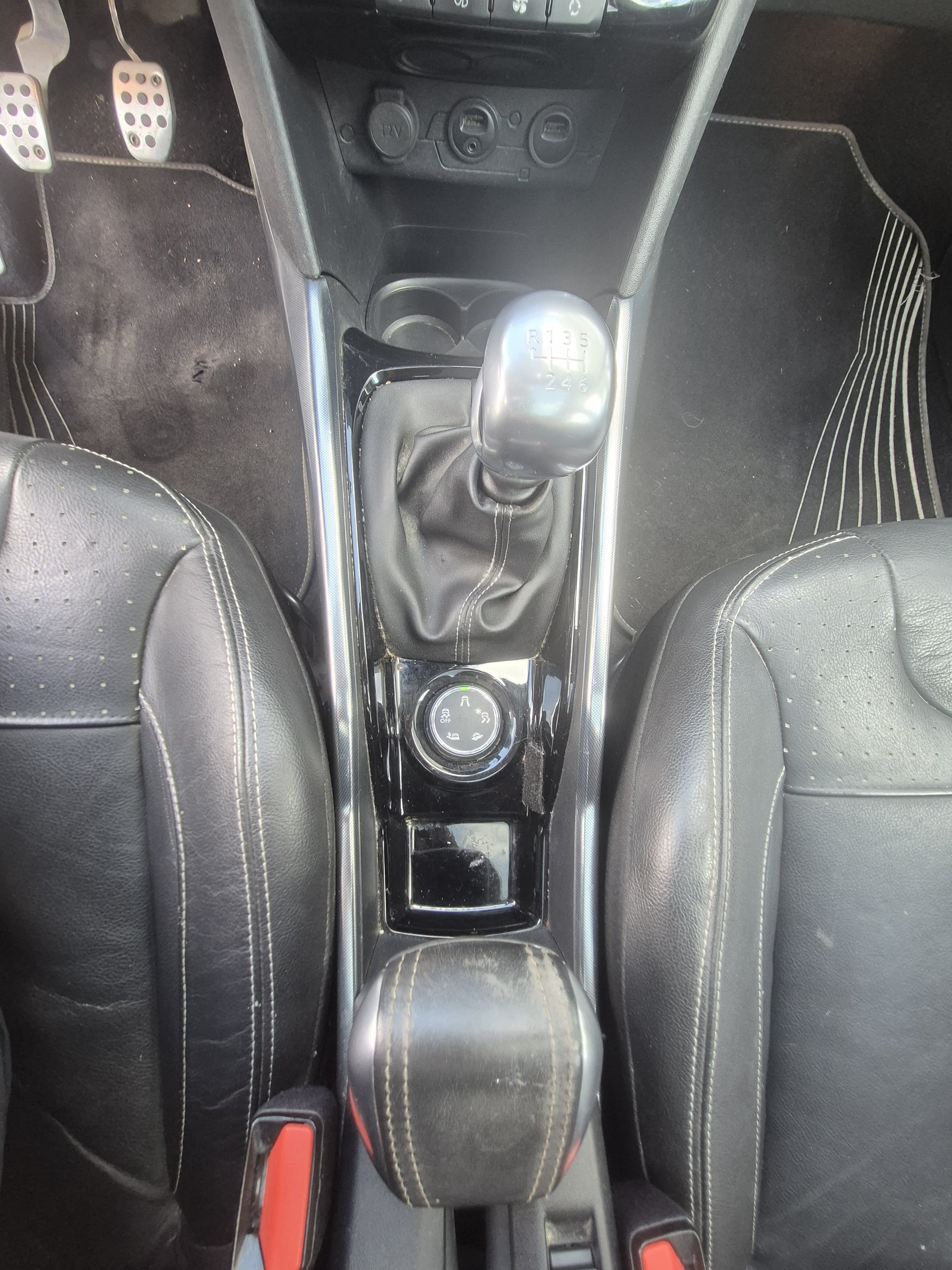 Peugeot 2008 1.6 e-HDi 115 cv FELINE — 29