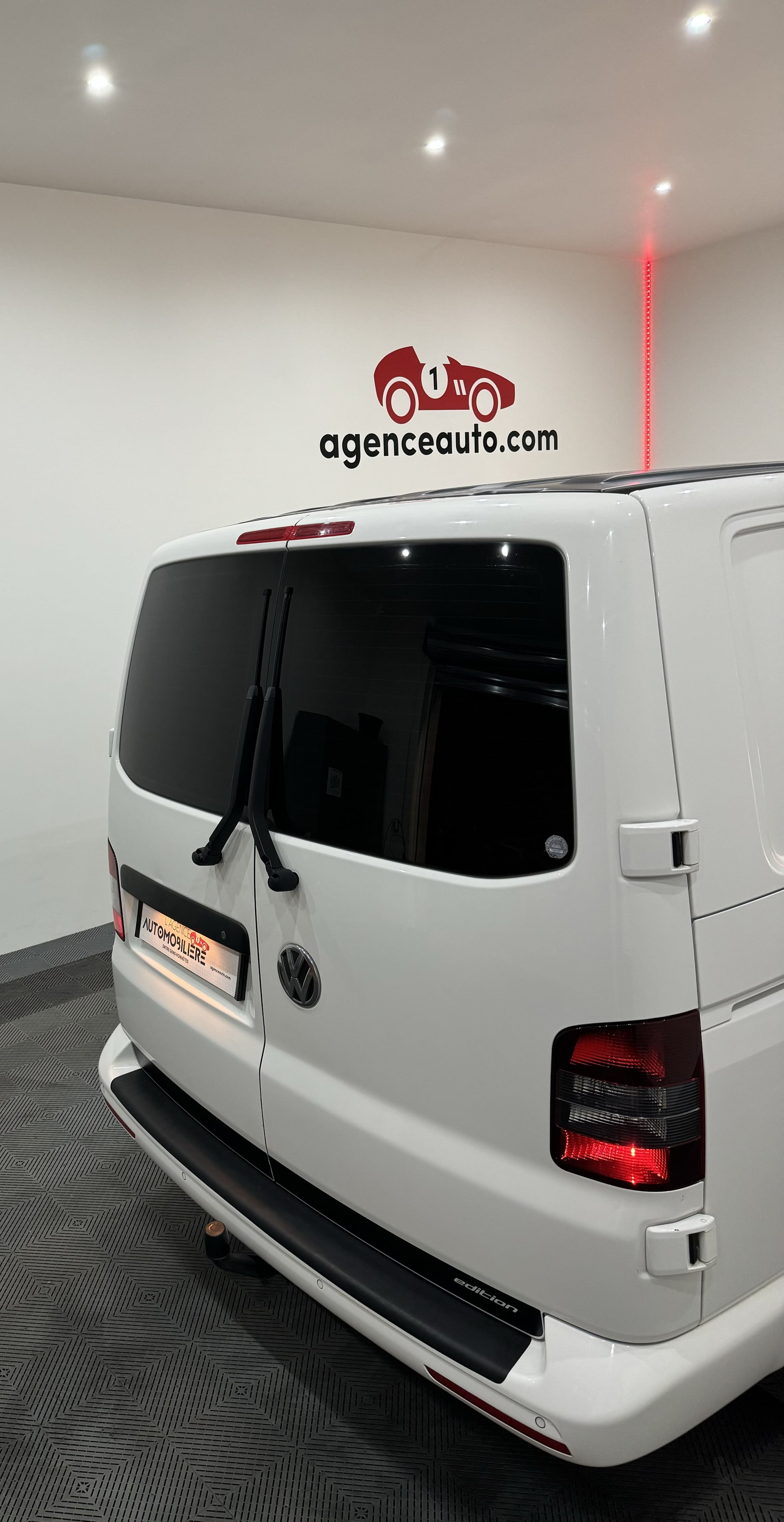 Volkswagen Transporter T5 EDITION 2.0 TDI 180CV DSG7 5 PLACES 4 MOTION GPS/TOIT OUVRANT/ATTELAGE/PRISE 220V-USB-12V/DOUCHETTE/RECHAUD GAZ/MEUBLES/CUIR-CHAUF-PIVOTANT — 40