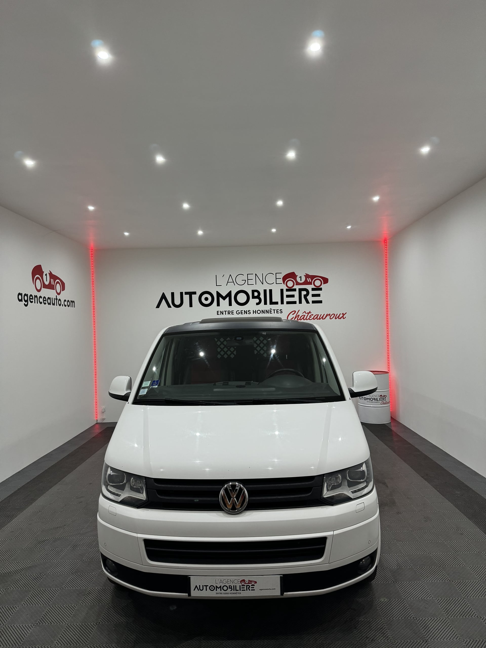 Volkswagen Transporter T5 EDITION 2.0 TDI 180CV DSG7 5 PLACES 4 MOTION GPS/TOIT OUVRANT/ATTELAGE/PRISE 220V-USB-12V/DOUCHETTE/RECHAUD GAZ/MEUBLES/CUIR-CHAUF-PIVOTANT — 2
