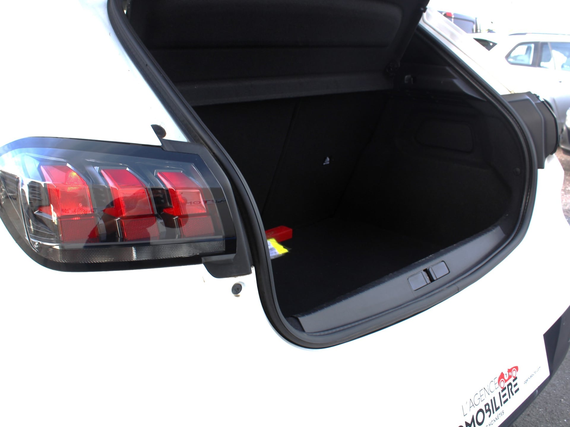 Peugeot e-208 136 CH Style SUIVI EXCLUSIF PEUGEOT — 35