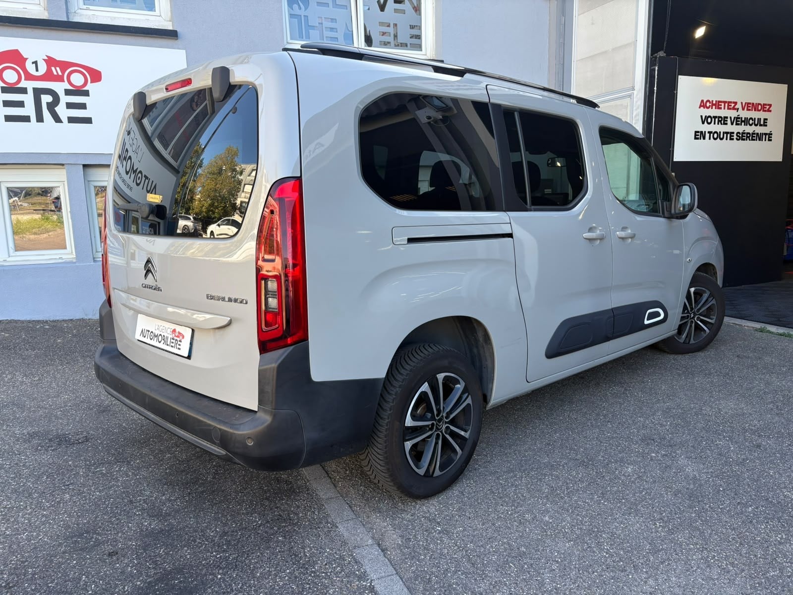 Citroen Berlingo XL 1.2 110 ch S&S Shine - 7 places - Affichage Tête haute - Carplay - Climatisation automatique — 2