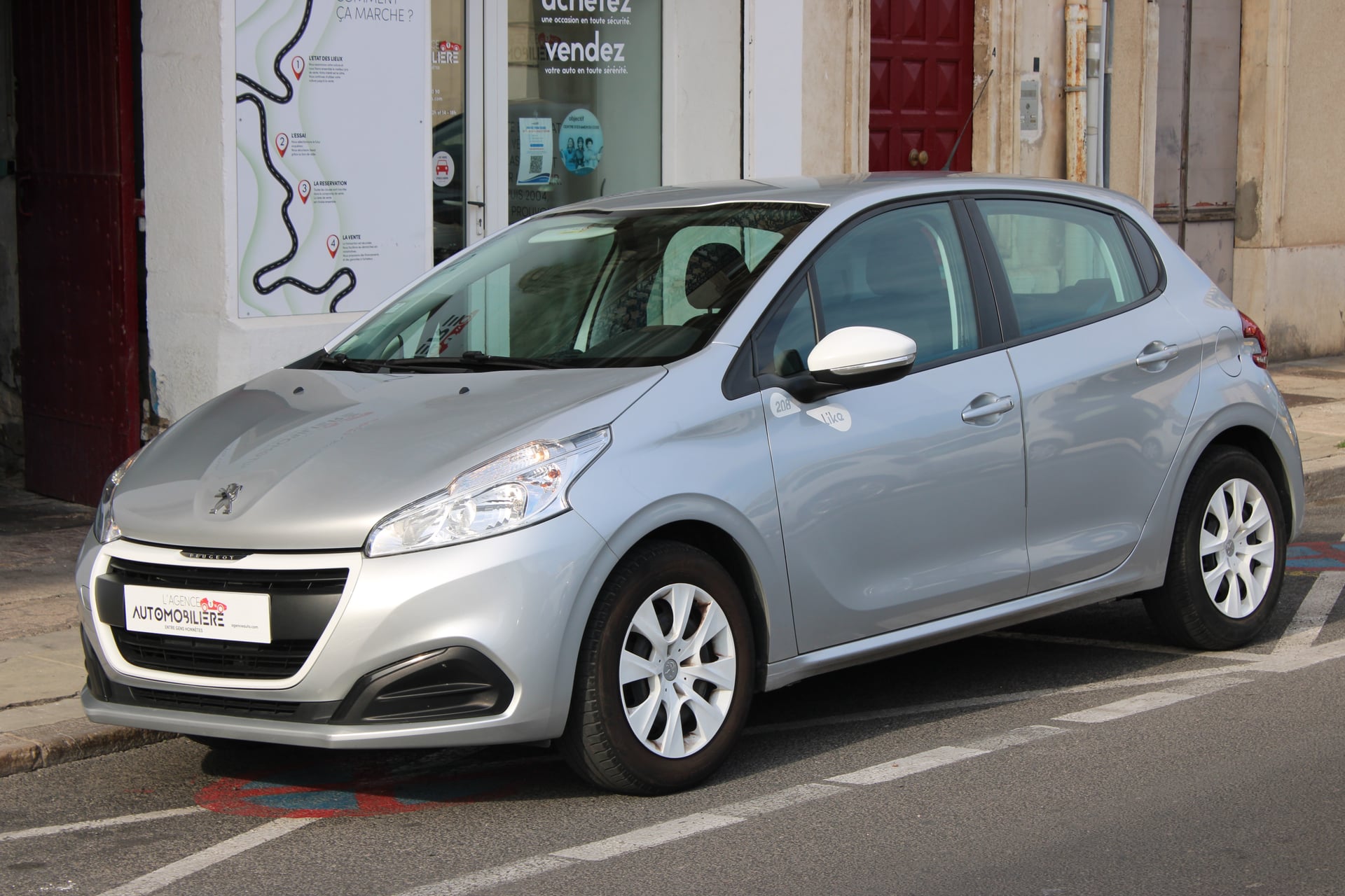 Peugeot 208 68ch BVM5 Like ( 1ère main, Distribution changée, Clim ... )