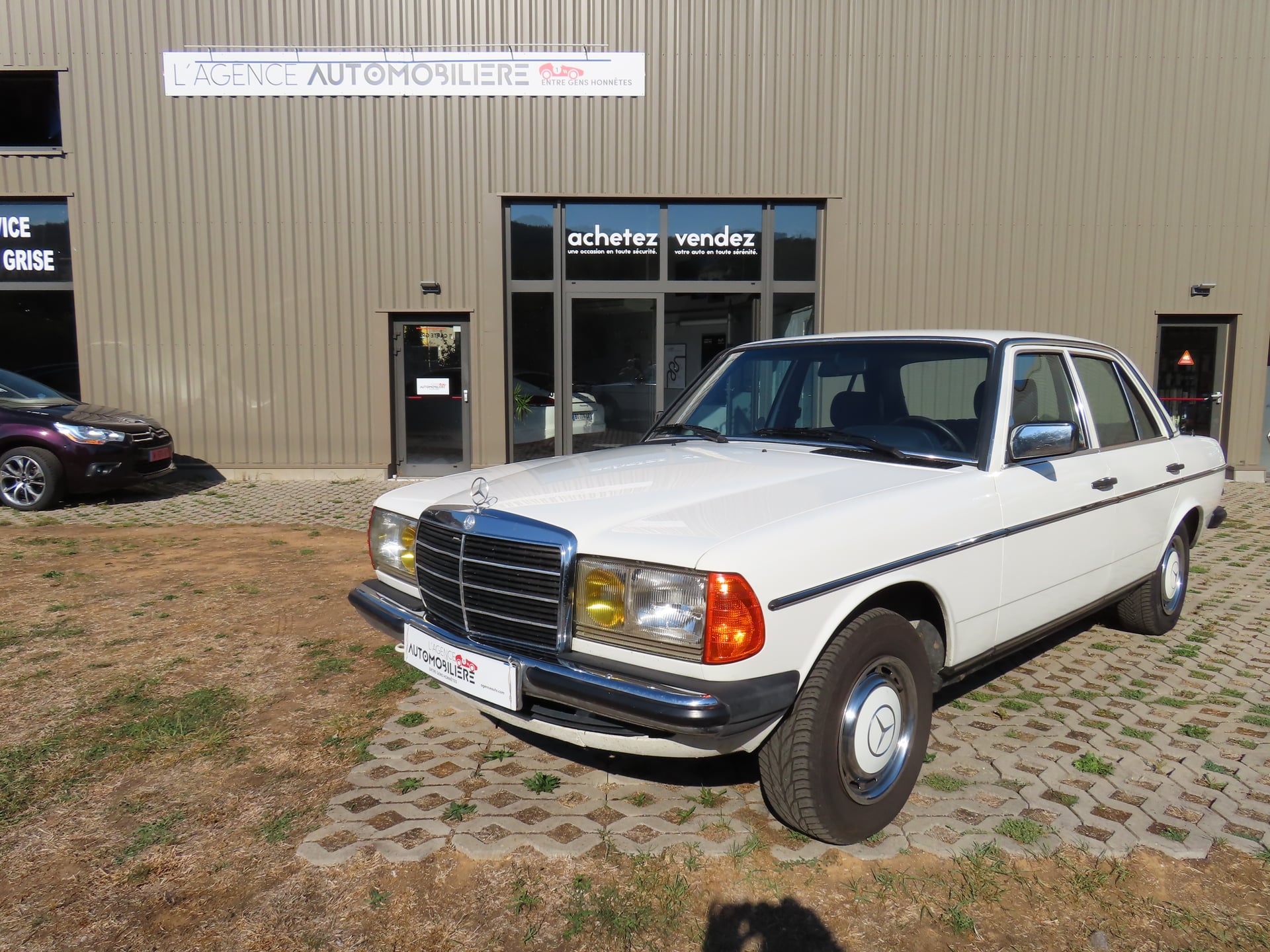 Mercedes-Benz 200 W123 Berline 230 E 2.3 136Cv