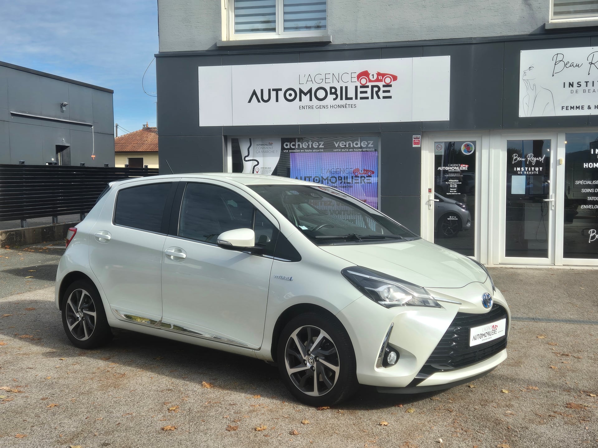 Toyota Yaris III (3) HYBRID 100H CHIC — 2