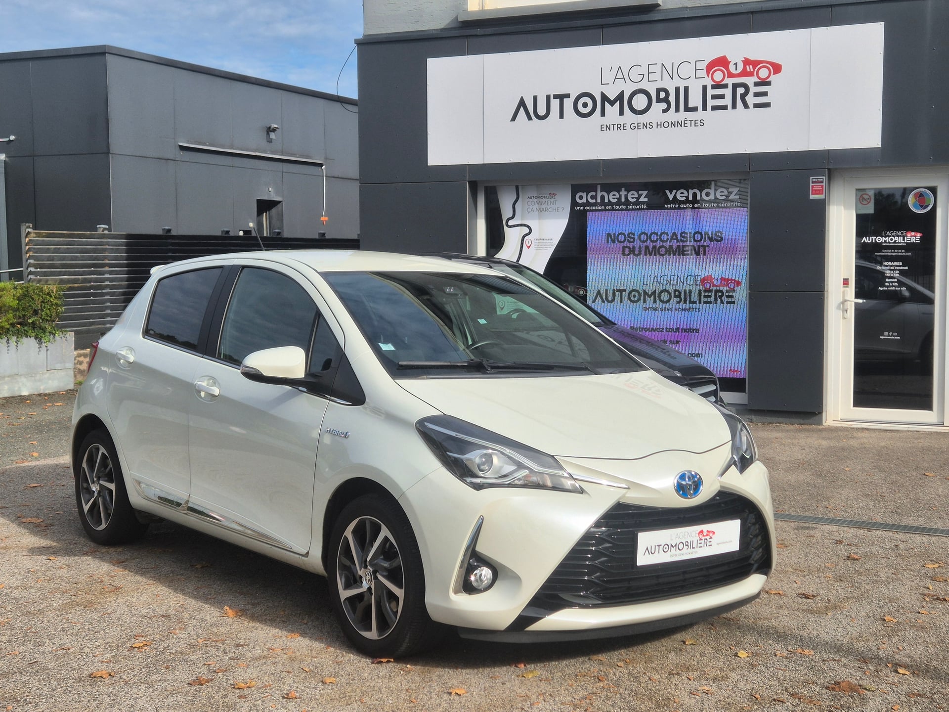 Toyota Yaris III (3) HYBRID 100H CHIC
