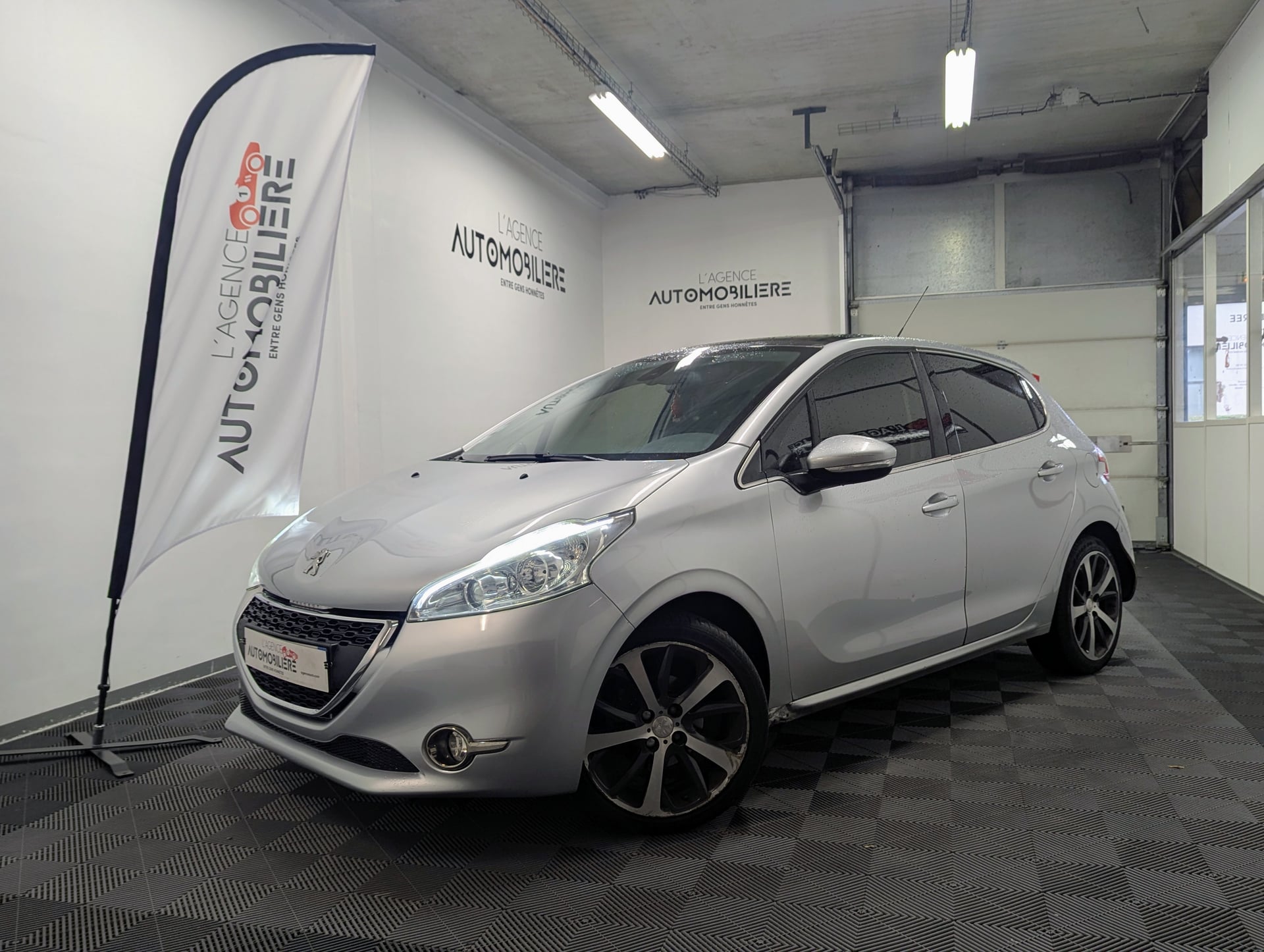 Peugeot 208 1.6 BLUE HDi S&S 120 cv FELINE