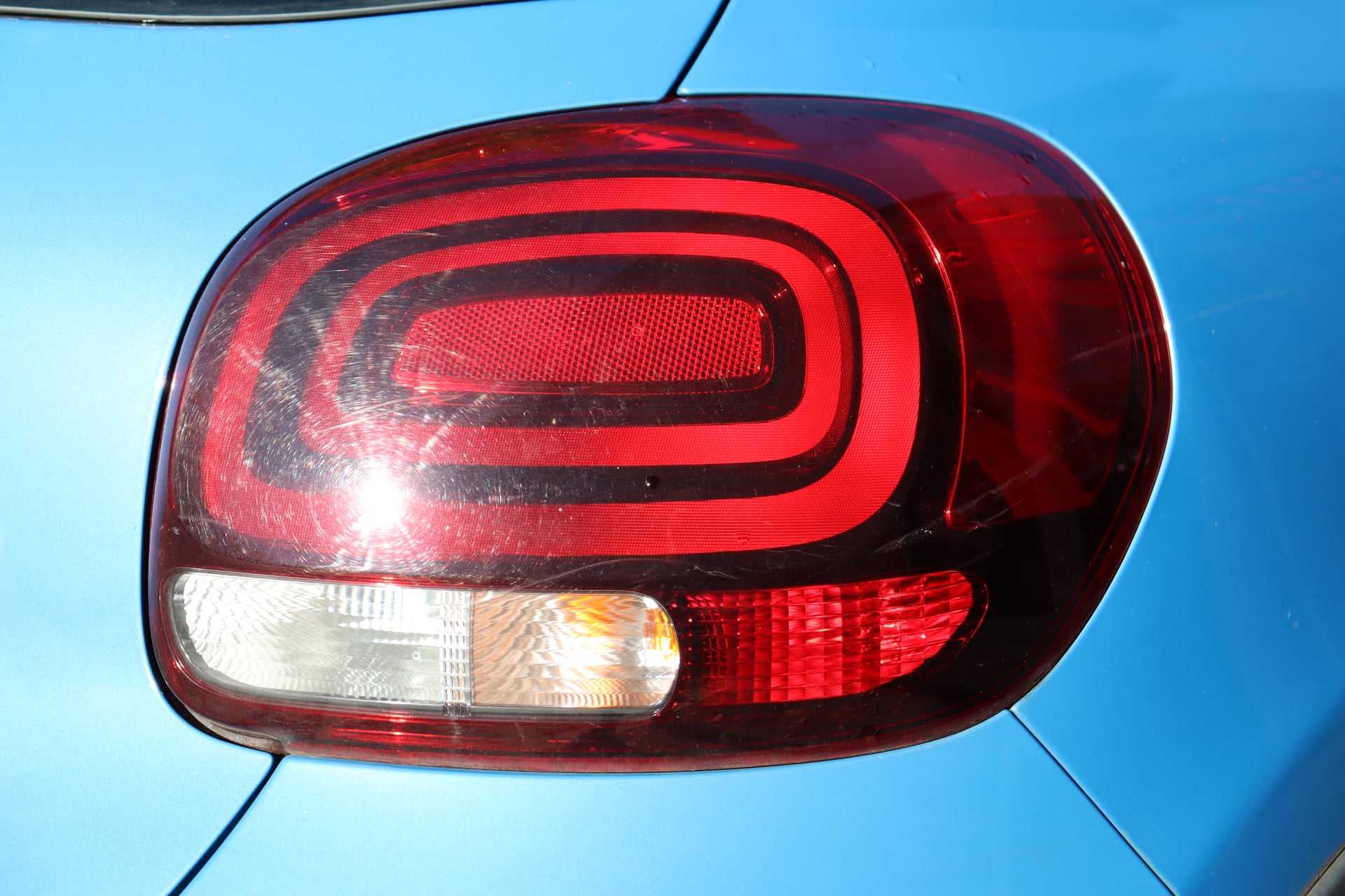 Citroen C3 1.6 BlueHDI 100 Shine (Toit panoramique, CarPlay, Caméra) — 40