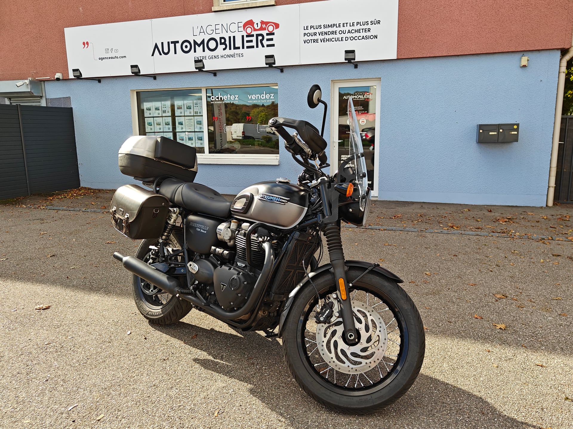 Triumph Bonneville T120 BLACK